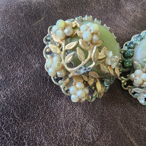 Vintage green clip on earrings - Picture 3 of 8